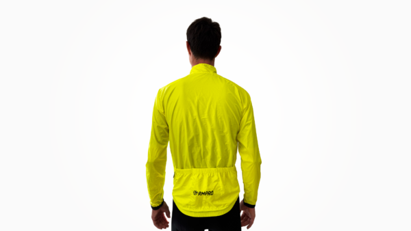 Veste coupe-vent technique jaune pour cyclisme avec détails de conception.