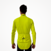 Veste technique coupe-vent jaune fluo, idéale pour le cyclisme, avec détails pratiques visibles au dos.