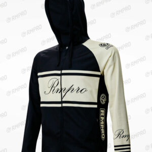 Haut à capuche manches longues noir et beige avec logo personnalisé et design sportif.