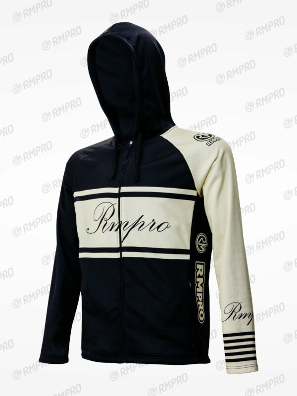 Haut à capuche manches longues noir et beige avec logo personnalisé et design sportif.