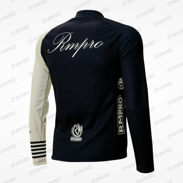 Veste technique à manches longues, coloris noir et beige, avec logos personnalisés visibles.