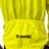 Veste coupe-vent jaune fluo avec détails techniques, adaptée pour le cyclisme et la course.