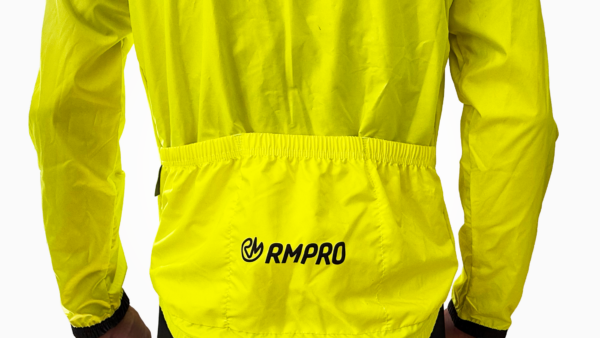 Veste coupe-vent jaune fluo avec détails techniques, adaptée pour le cyclisme et la course.