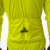 Veste technique jaune fluo avec logo, idéale pour le cyclisme et la course par temps pluvieux.