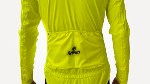 Veste technique jaune fluo avec logo, idéale pour le cyclisme et la course par temps pluvieux.
