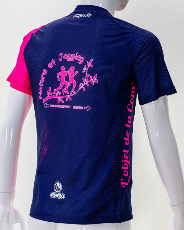 T-shirt technique bleu et rose avec logo et inscription pour jogging, présenté sur un mannequin.