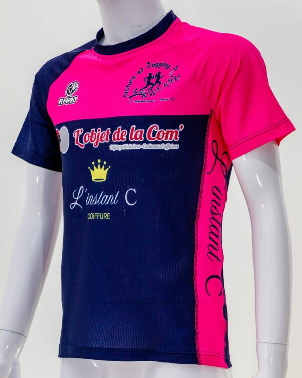 T-shirt manches courtes bleu et rose avec logos personnalisés pour club de running.