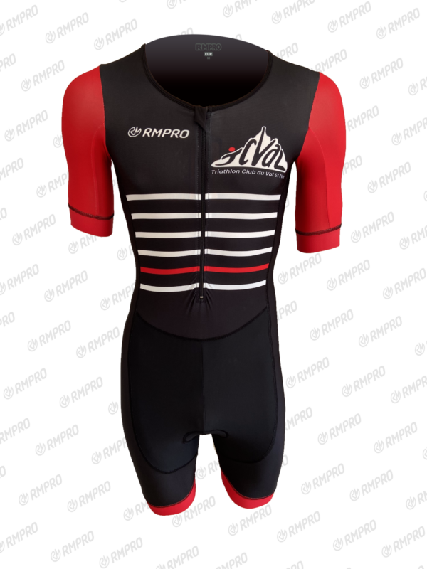 Combinaison de triathlon noire et rouge avec logo personnalisé et rayures blanches.