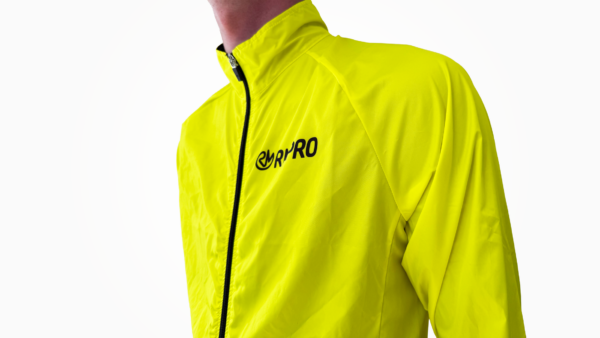 Veste coupe-vent jaune fluo personnalisée avec logo RMPRO, adaptée pour le cyclisme et la course.