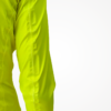 Veste technique ultralégère jaune fluo pour cyclisme avec coutures et détails ergonomiques.
