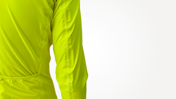 Veste technique ultralégère jaune fluo pour cyclisme avec coutures et détails ergonomiques.