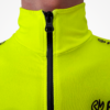 Veste technique jaune fluo avec zip, adaptée aux conditions de pluie pour cyclisme.