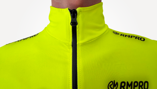 Veste technique jaune fluo avec zip, adaptée aux conditions de pluie pour cyclisme.