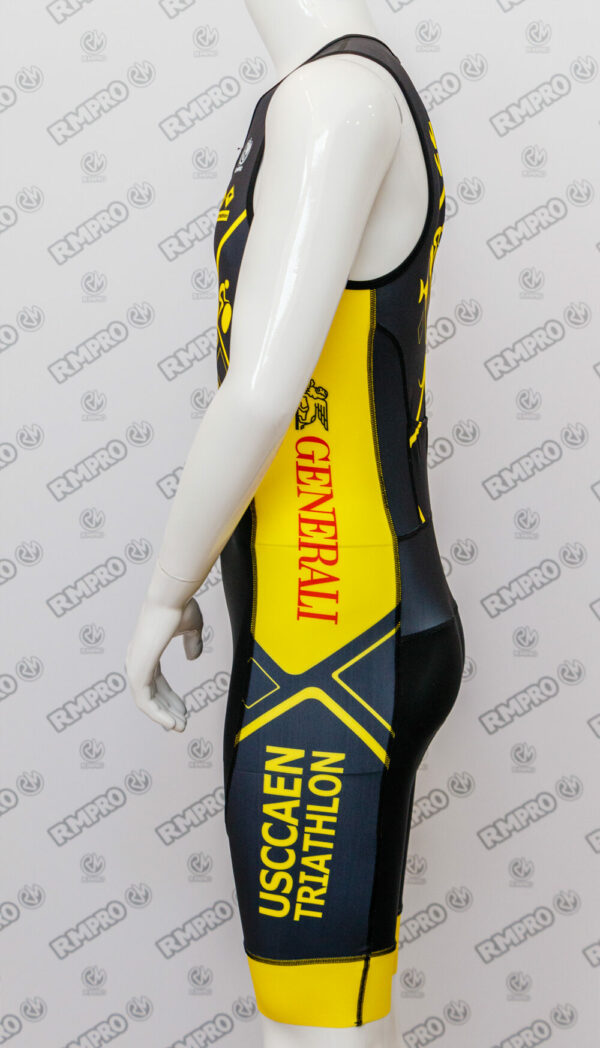 Débardeur de triathlon personnalisé aux couleurs et logos de l'US C Caen, aperçu sur mannequin avec fond neutre.