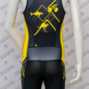 Débardeur technique noir et jaune personnalisé avec le logo USCCaen Triathlon, affichant des motifs sportifs.