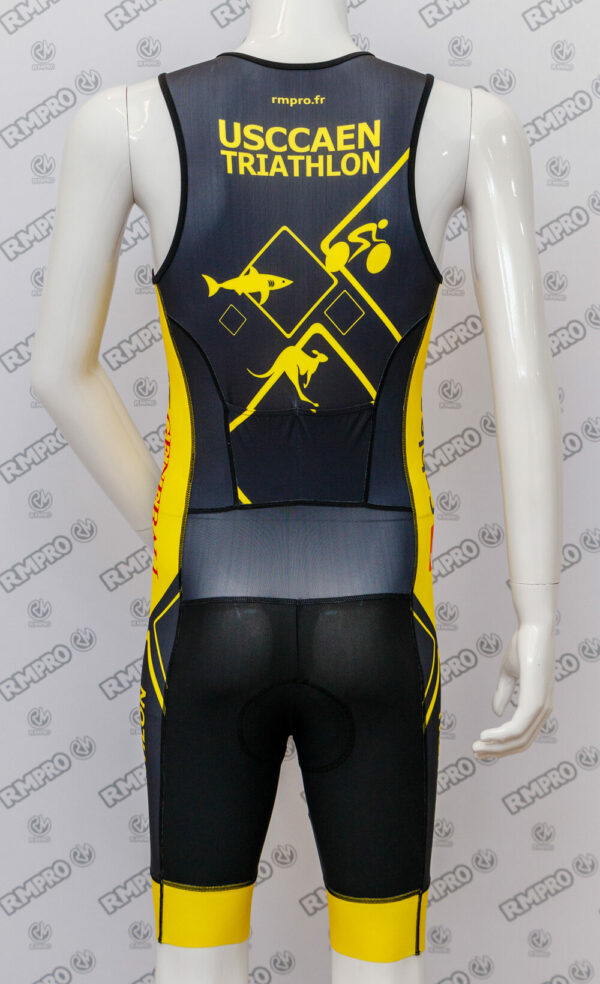 Débardeur technique noir et jaune personnalisé avec le logo USCCaen Triathlon, affichant des motifs sportifs.