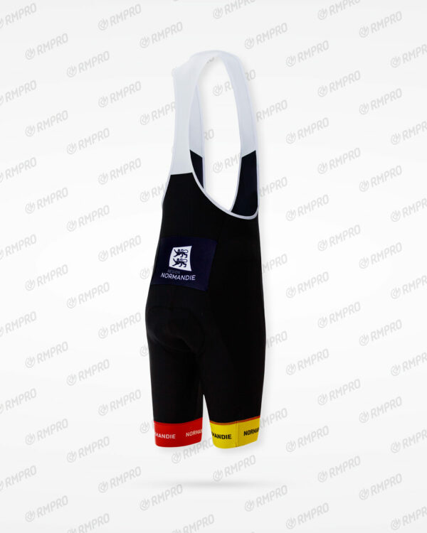 Cuissard technique noir avec bretelles, logo "Normandie" et bandes colorées rouge et jaune.