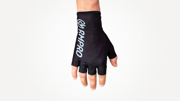 Gant aéro de cyclisme noir avec logo RMPRO, adapté pour une meilleure prise en main et confort.