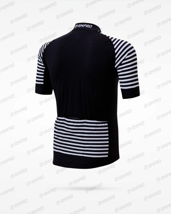 Maillot de cyclisme noir avec manches à rayures blanches et poches arrière, design technique personnalisé.