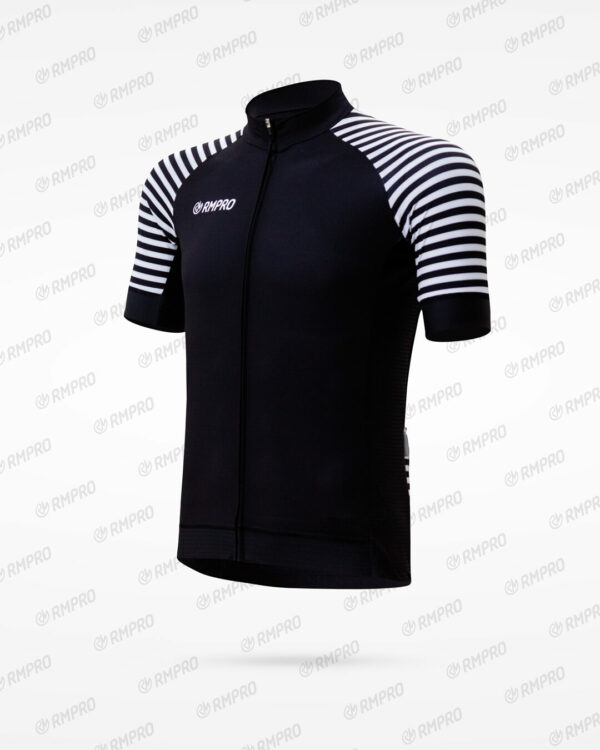 Maillot de cyclisme noir avec manches à rayures blanches, personnalisé avec un logo.