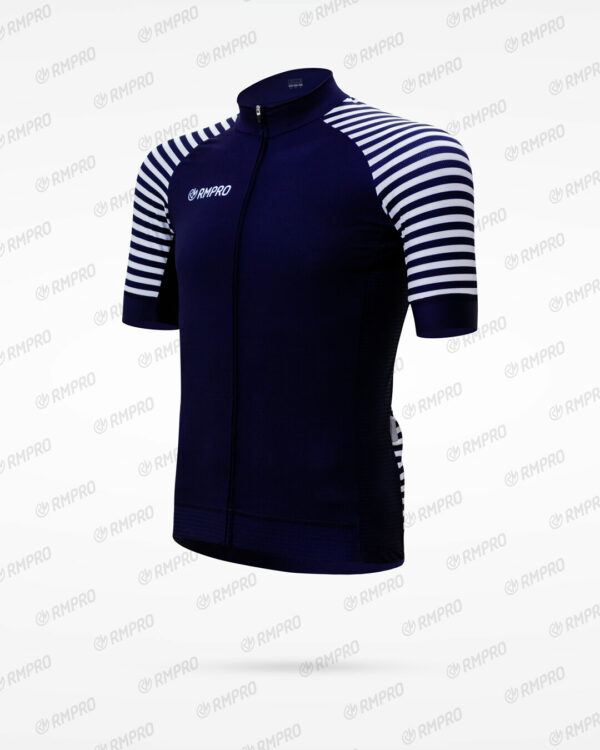 Maillot technique à manches courtes bleu marine avec manches rayées blanches, personnalisable pour clubs de cyclisme.