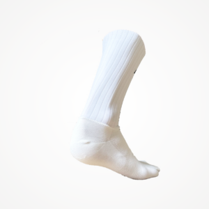 Chaussette technique aéro blanche, adaptée pour le cyclisme et la course à pied.
