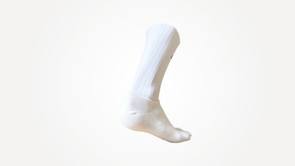 Chaussette technique aéro blanche, adaptée pour le cyclisme et la course à pied.