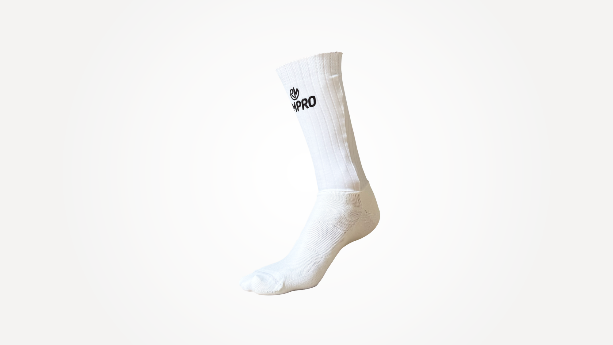 Chaussette technique blanche avec logo RMPRO, idéale pour le cyclisme et le running.