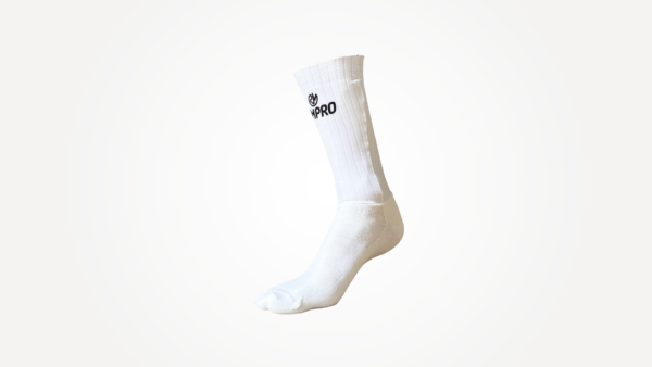 Chaussette technique blanche avec logo RMPRO, idéale pour le cyclisme et le running.
