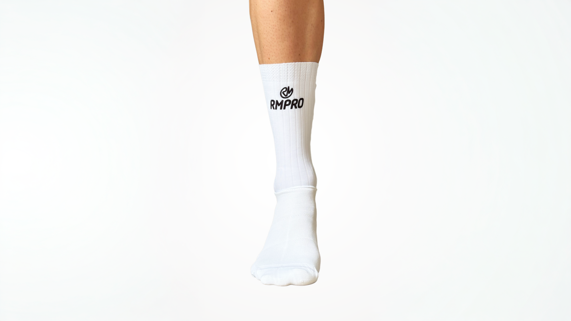 Chaussette aéro blanche avec logo RM PRO, idéale pour le cyclisme et le running.
