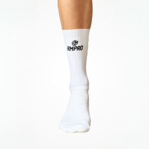 Chaussette aéro blanche avec logo RM PRO, idéale pour le cyclisme et le running.