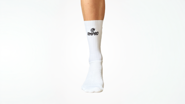 Chaussette aéro blanche avec logo RM PRO, idéale pour le cyclisme et le running.