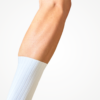 Chaussette aéro blanche, idéale pour le cyclisme, mettant en avant une texture technique et ajustée.