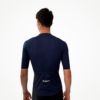Maillot à manches courtes bleu marine avec logo visible, vu de dos.