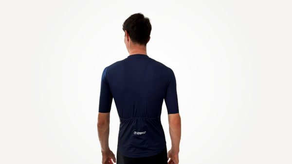 Maillot à manches courtes bleu marine avec logo visible, vu de dos.