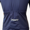 Maillot manches courtes bleu avec logo RMPRO, vue arrière sur silhouette de cycliste.
