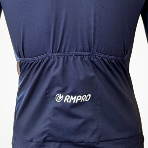 Maillot manches courtes bleu avec logo RMPRO, vue arrière sur silhouette de cycliste.
