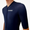 Maillot manches courtes bleu marine avec fermeture éclair, tissu technique visible.