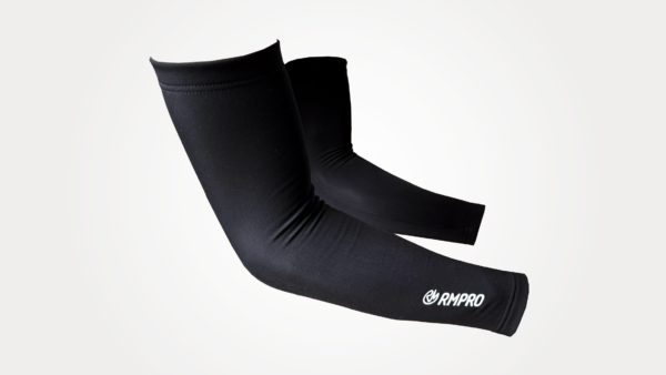 Manchettes noires techniques avec logo RMPRO, adaptées pour le cyclisme et personnalisables.