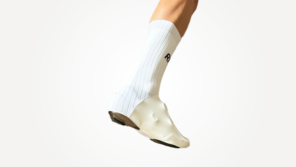 Couvre-chaussures Aéro blancs, adaptés pour le cyclisme, avec design technique et sobre.