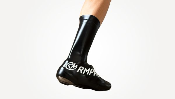 Couvre-chaussures techniques noirs avec logo RMPRO, conçus pour la protection contre la pluie.