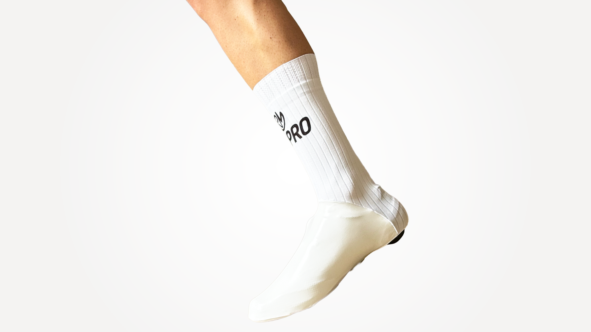 Couvre-chaussures Aéro blancs, ajustés, accompagnés de chaussettes blanches avec logo RMPRO.
