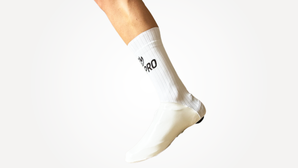 Couvre-chaussures Aéro blancs, ajustés, accompagnés de chaussettes blanches avec logo RMPRO.