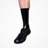 Couvre-chaussures noirs en matière imperméable, conçus pour les conditions pluvieuses lors de courses cyclistes.