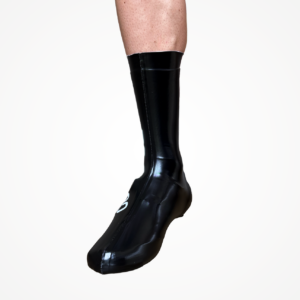 Couvre-chaussures noirs en matière imperméable, conçus pour les conditions pluvieuses lors de courses cyclistes.