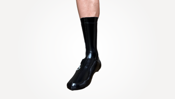 Couvre-chaussures noirs en matière imperméable, conçus pour les conditions pluvieuses lors de courses cyclistes.