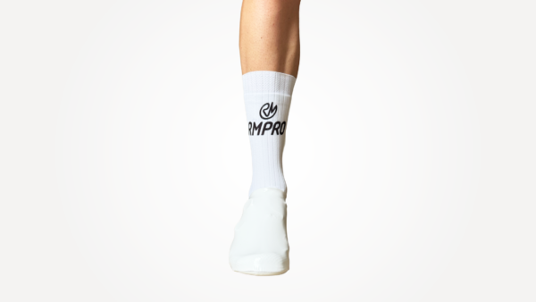 Couvre-chaussures blancs avec logo RMPRO, idéal pour le cyclisme.