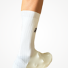 Couvre-chaussures Aéro blancs avec détails techniques visibles, ajustés pour le cyclisme.