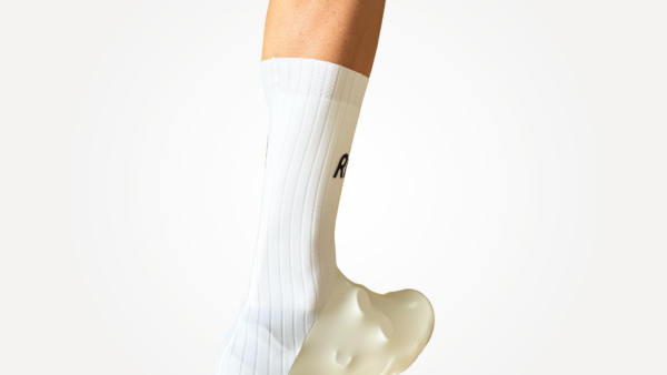 Couvre-chaussures Aéro blancs avec détails techniques visibles, ajustés pour le cyclisme.