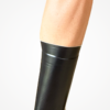 Couvre-chaussures noirs imperméables pour cyclisme, adaptés aux conditions pluvieuses.